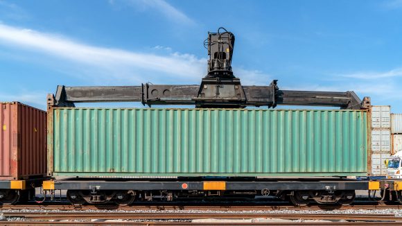 container lastas på tåg