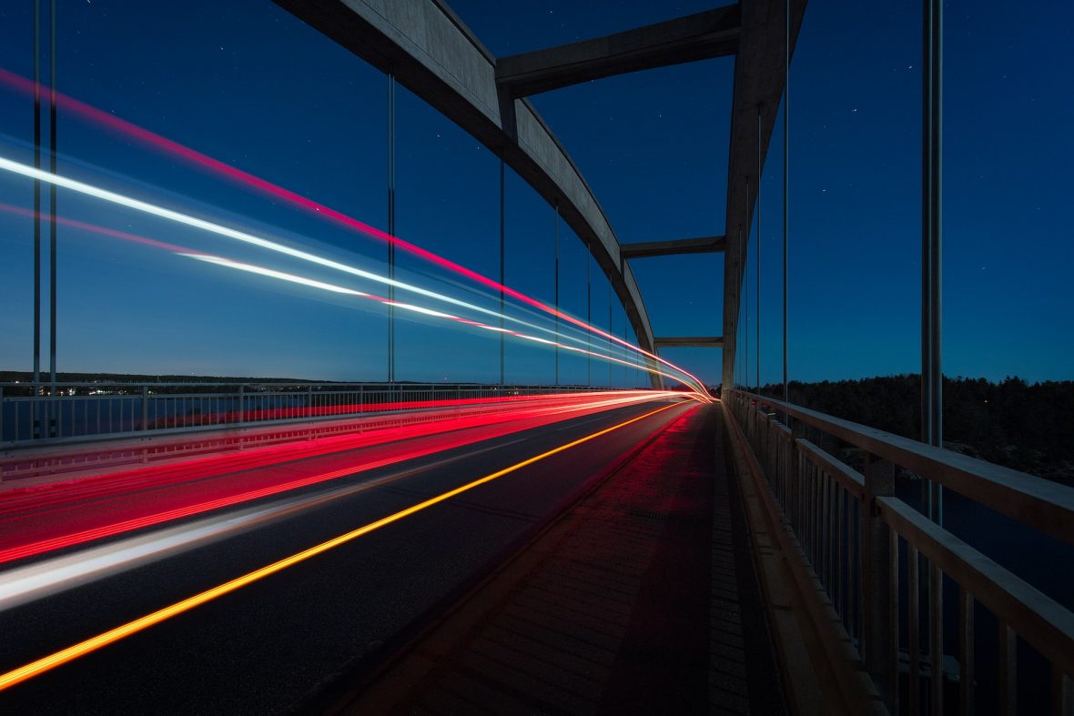 bild på trafik över bro på kvällen med lång slutartid