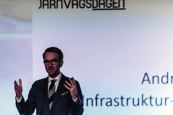 Andreas Carlson, infrastruktur- och bostadsminister, på scen på Järnvägsdagen