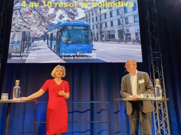 Anna Grönlund och Johan Wadman på scen Kollektivtrafikdagen 2023