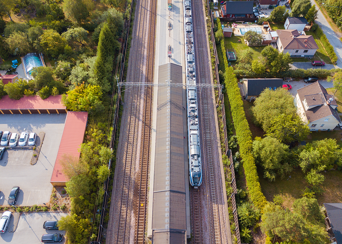 tåg vid station ovanifrån