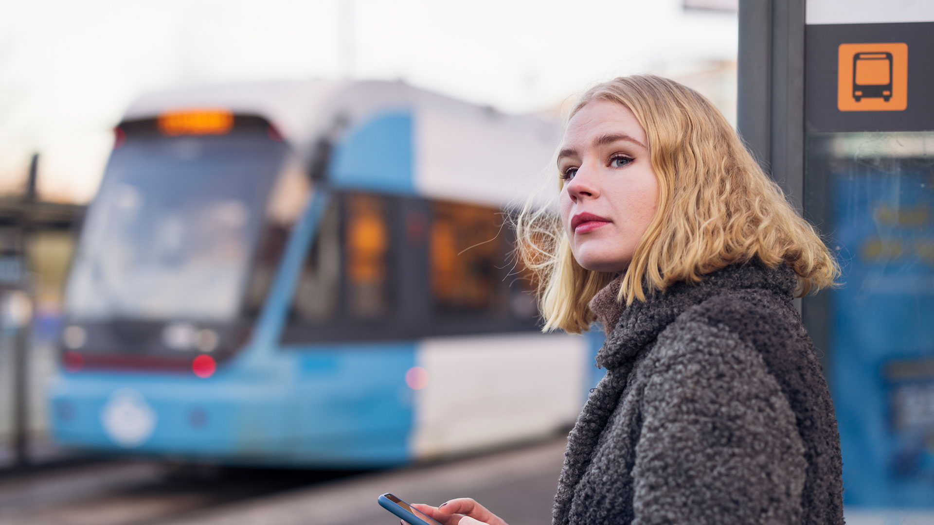 Kvinna väntar på pendeltåg i Stockholm