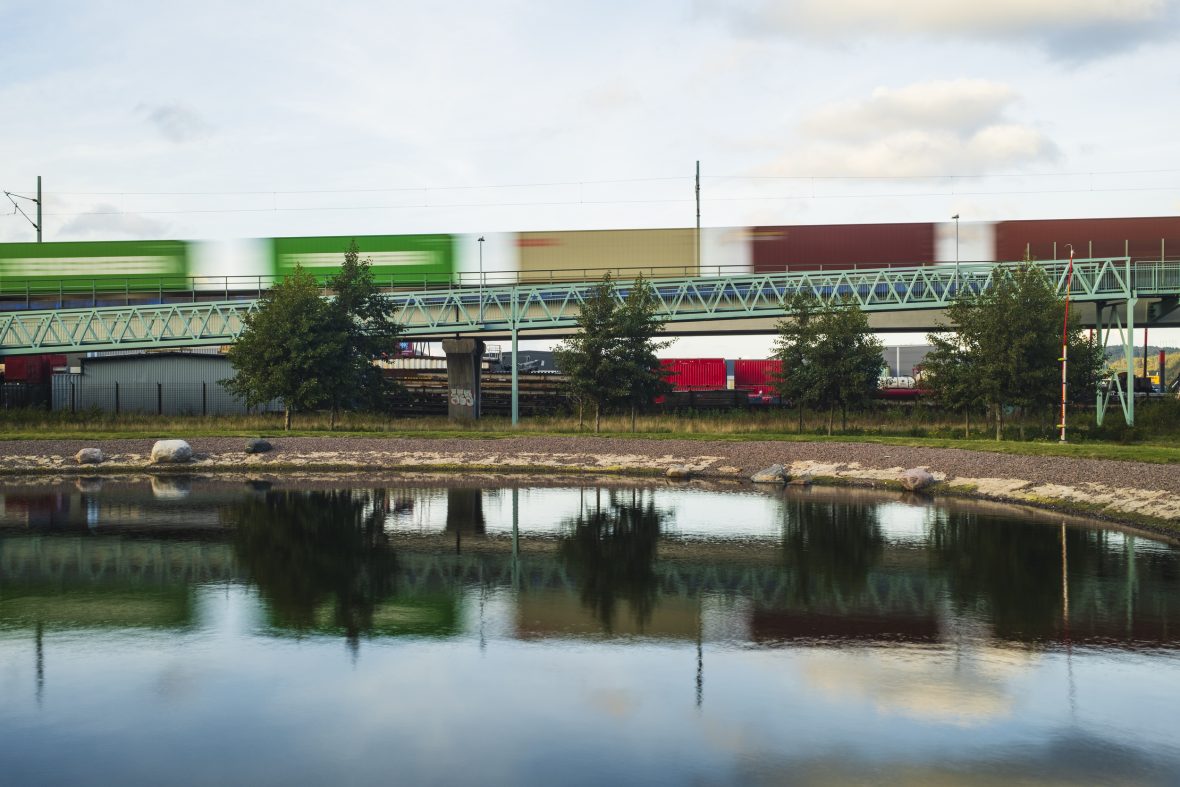 Godståg passerar på järnvägsbro