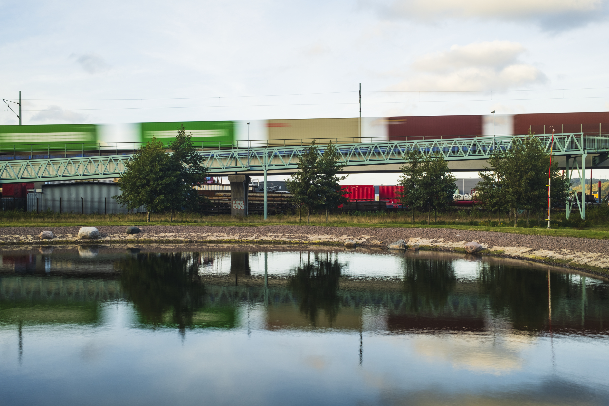 Godståg passerar på järnvägsbro