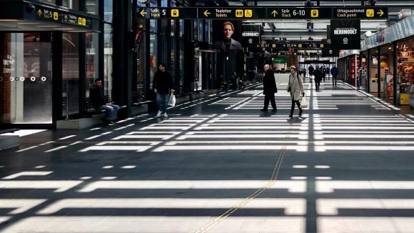 inomhus järnvägsstation