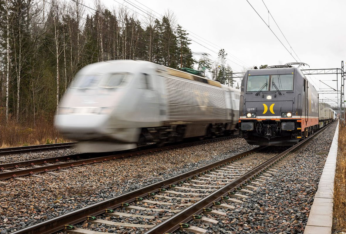 två tåg passerar varandra i skogen